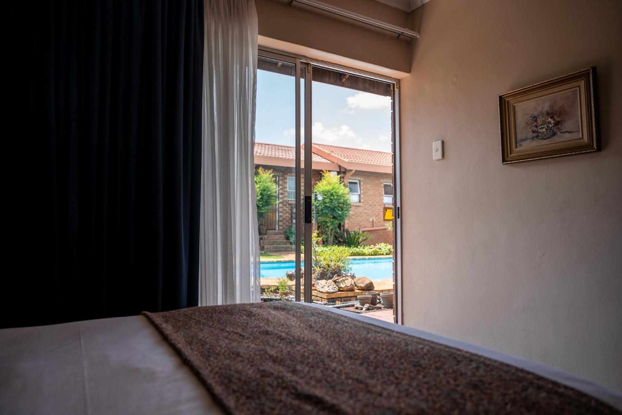 Asante Guest House Vanderbijlpark Exteriör bild
