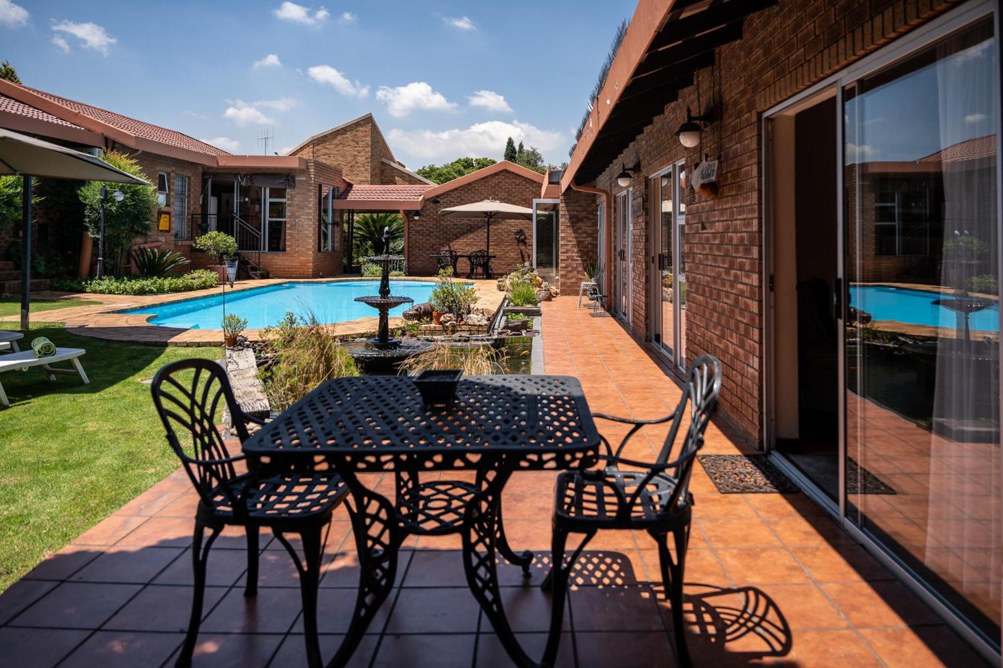 Asante Guest House Vanderbijlpark Exteriör bild