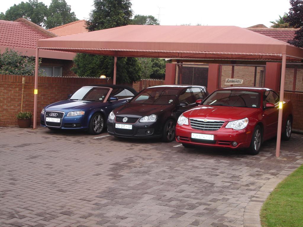 Asante Guest House Vanderbijlpark Exteriör bild